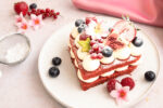 Red Velvet Muttertags-Herztorte mit Rahm und Früchtedeko