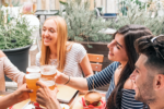 Steiner-Piazza - Freunde geniessen Bier und Essen am Tisch